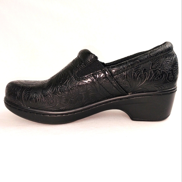 NWOT Yuü 'Bethanee' Black Tooled Faux Leather Clogs Sz. 6 - Picture 6 of 11